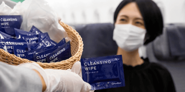 남성이 비행기에서 기내식을 먹는 모습