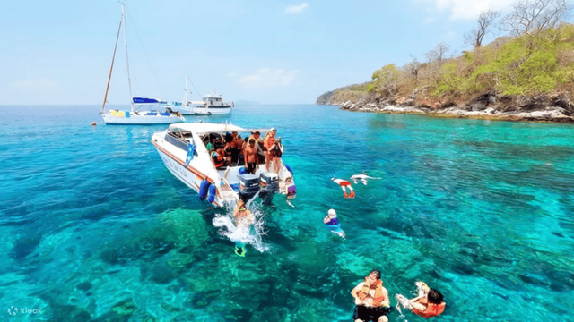 라차섬의 에메랄드빛 바다 이미지