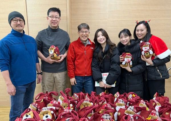 대한항공 객실승무원 봉사단 ‘다솜나눔’은 홀트일산요양원에서 장애인 대상 송년회를 개최했다 / 대한항공 