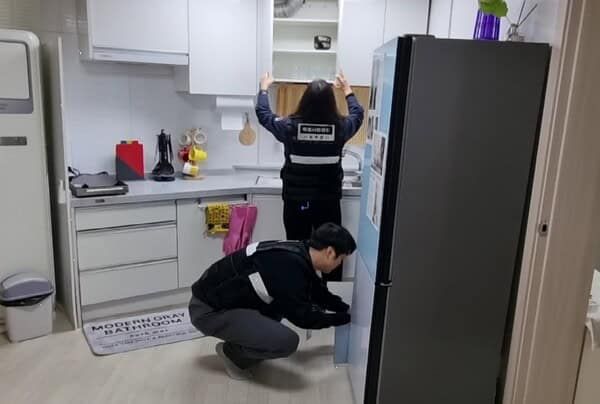 서울시가 공유 숙박 플랫폼 에어비앤비를 이용한 불법 숙박업자 146명을 입건했다. 서울시 민생사법경찰국이&nbsp;무신고 숙박업 숙소를 단속하고 있다 / 서울시