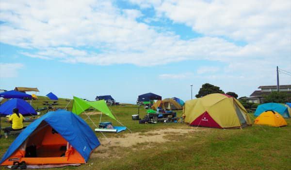 센죠지키 고원 캠핑장은 해발 333m 고지대에 위치해 있는 평원에 마련돼 해안선과 녹색 들판이 아름다운 경관을 자아내는 명소다 / 부관훼리&nbsp;