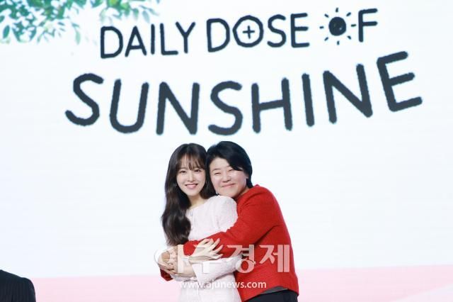 배우 박보영과 이정은이 1일 오전 서울 종로구 JW메리어트 동대문스퀘어 서울에서 열린 넷플릭스 시리즈 정신병동에도 아침이 와요 제작발표회에 참석해 포즈를 취하고 있다 20231101사진유대길 기자 dbeorlf123ajunewscom