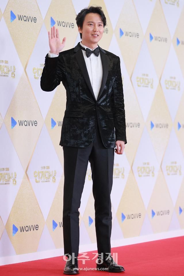 김남길이 2019 SBS 연기대상 레드카펫 행사에 참석해 포즈를 취하고 있다 사진유대길 기자 