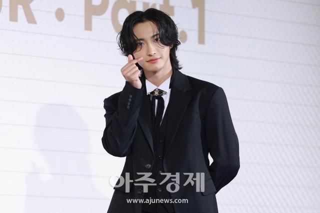 그룹 에이티즈ATEEZ 멤버 성화가 30일 오후 서울 종로구 포시즌스호텔에서 열린 ATEEZ 미니 10집 GOLDEN HOUR Part1 발매 기념 기자간담회에 참석해 포즈를 취하고 있다 20240530사진유대길 기자 dbeorlf123ajunewscom