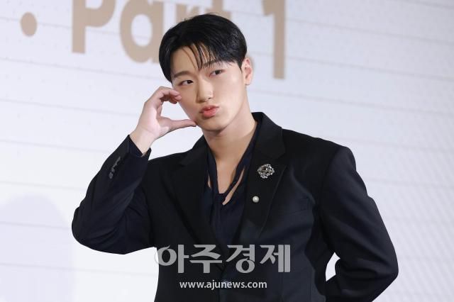 그룹 에이티즈ATEEZ 멤버 산이 30일 오후 서울 종로구 포시즌스호텔에서 열린 ATEEZ 미니 10집 GOLDEN HOUR Part1 발매 기념 기자간담회에 참석해 포즈를 취하고 있다 20240530사진유대길 기자 dbeorlf123ajunewscom