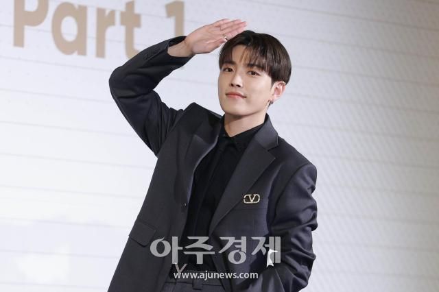 그룹 에이티즈ATEEZ 멤버 홍중이 30일 오후 서울 종로구 포시즌스호텔에서 열린 ATEEZ 미니 10집 GOLDEN HOUR Part1 발매 기념 기자간담회에 참석해 포즈를 취하고 있다 20240530사진유대길 기자 dbeorlf123ajunewscom