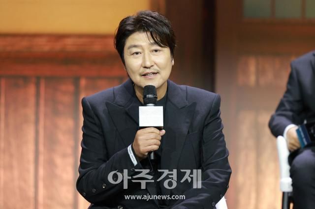 배우 송강호가 8일 오전 서울 강남구 그랜드 인터컨티넨탈 서울 파르나스에서 열린 디즈니+의 오리지널 시리즈 삼식이 삼촌 제작발표회에 참석해 인사말을 하고 있다 20240508사진유대길 기자 dbeorlf123ajunewscom