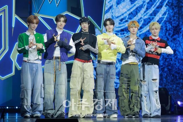 그룹 투어스TWS가 13일 오후 서울 광진구 예스24 라이브홀에서 열린 미니 4집 플레이 하드play hard 발매 기념 쇼케이스에 참석해 포즈를 취하고 있다 20251013사진유대길 기자 dbeorlf123ajunewscom