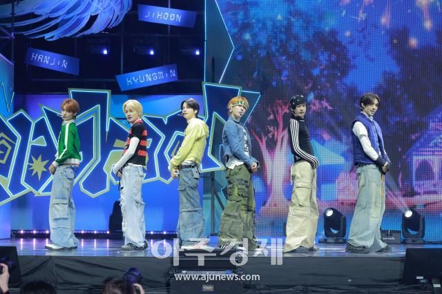 그룹 투어스TWS가 13일 오후 서울 광진구 예스24 라이브홀에서 열린 미니 4집 플레이 하드play hard 발매 기념 쇼케이스에 참석해 멋진 무대를 선보이고 있다 20251013사진유대길 기자 dbeorlf123ajunewscom