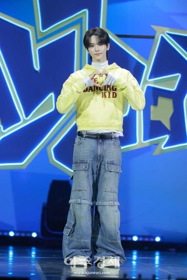 그룹 투어스TWS 멤버 신유가 13일 오후 서울 광진구 예스24 라이브홀에서 열린 미니 4집 플레이 하드play hard 발매 기념 쇼케이스에 참석해 포즈를 취하고 있다 20251013사진유대길 기자 dbeorlf123ajunewscom