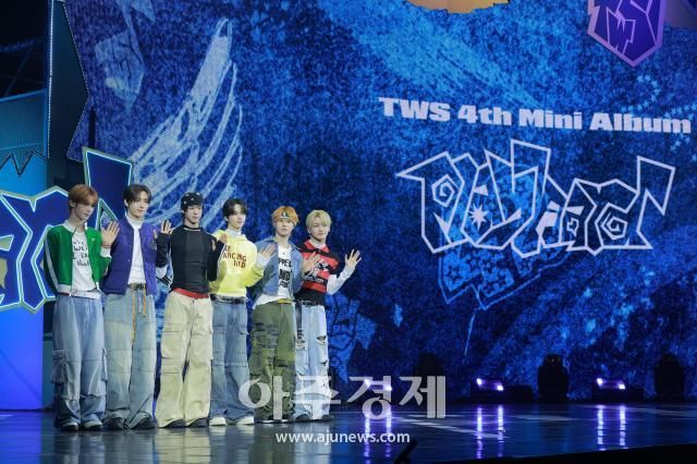 그룹 투어스TWS가 13일 오후 서울 광진구 예스24 라이브홀에서 열린 미니 4집 플레이 하드play hard 발매 기념 쇼케이스에 참석해 포즈를 취하고 있다 20251013사진유대길 기자 dbeorlf123ajunewscom