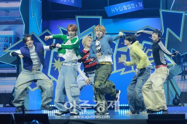 그룹 투어스TWS가 13일 오후 서울 광진구 예스24 라이브홀에서 열린 미니 4집 플레이 하드play hard 발매 기념 쇼케이스에 참석해 멋진 무대를 선보이고 있다 20251013사진유대길 기자 dbeorlf123ajunewscom