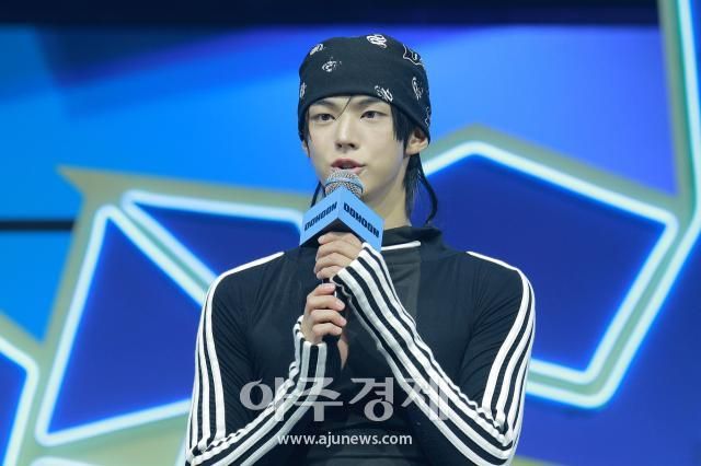 그룹 투어스TWS 멤버 도훈이 13일 오후 서울 광진구 예스24 라이브홀에서 열린 미니 4집 플레이 하드play hard 발매 기념 쇼케이스에 참석해 인사말을 하고 있다 20251013사진유대길 기자 dbeorlf123ajunewscom