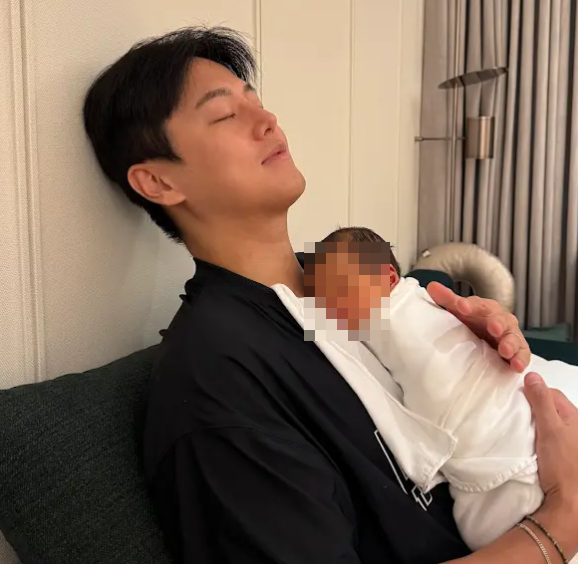 채코제가 자신의 아들을 안고 있다 사진채코제 유튜브 채널