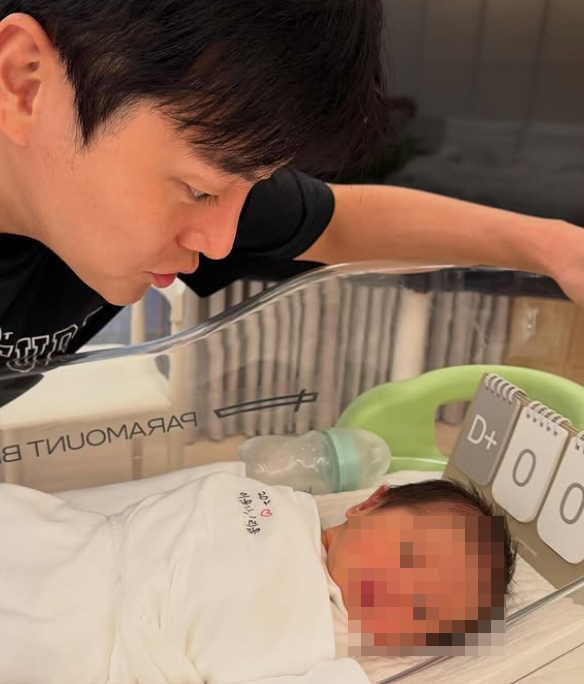 여행 유튜버 채코제가 신생아인 아들을 보고 있다 사진채코제 SNS