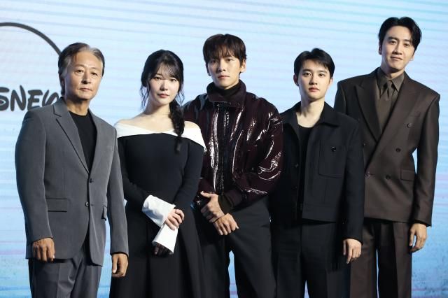 포즈 취하는 조각도시 배우들 사진연합뉴스