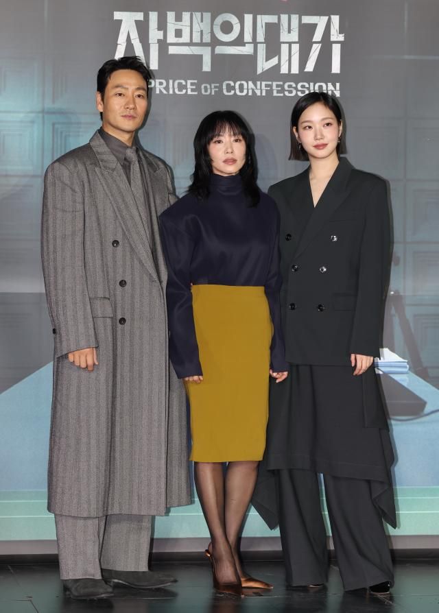 포즈 취하는 자백의 대가 출연진 사진연합뉴스