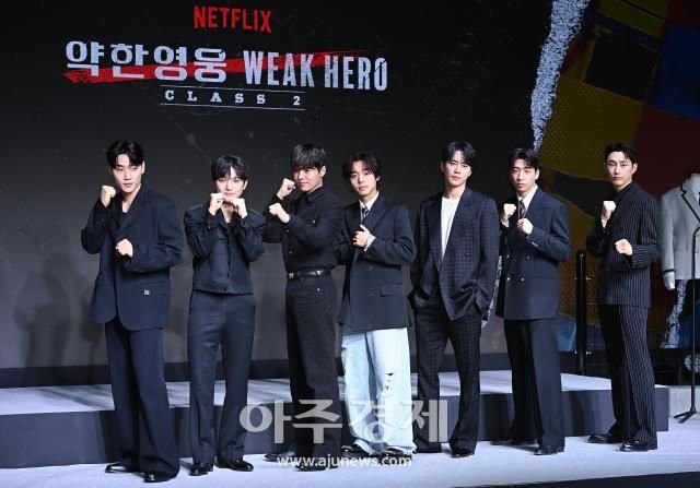 21일 오전 서울 마포구 호텔 나루 엠갤러리에서 열린 넷플릭스 약한영웅 Class 2 제작발표회에 감독과 출연 배우들이 참석해 포즈를 취하고 있다 사진 왼쪽부터 배우 이민재 최민영 려운 박지훈 유수민 감독 한준희 크리에이터 이준영 유수빈 배나라 20250421사진유대길 기자 dbeorlf123ajunewscom