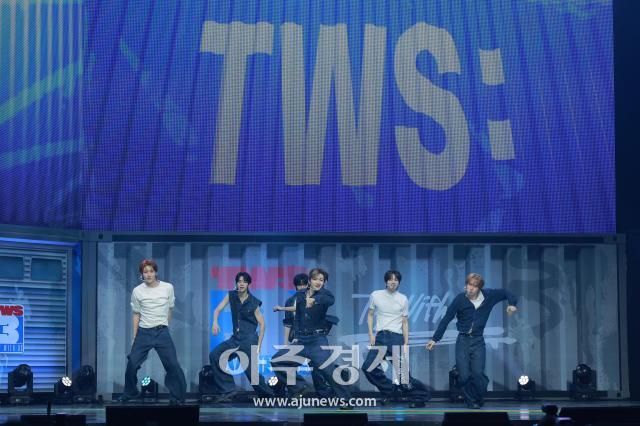 그룹 투어스TWS가 21일 오후 서울 용산구 블루스퀘어에서 열린 미니 3집 트라이 위드 어스TRY WITH US 쇼케이스에 참석해 멋진 무대를 선보이고 있다 20250421사진유대길 기자 dbeorlf123ajunewscom