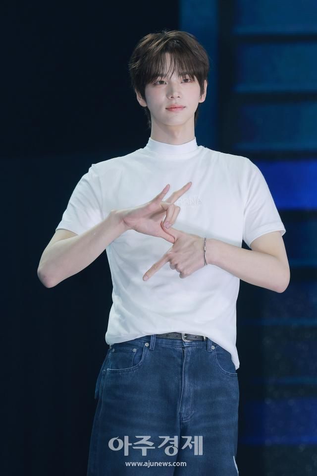 그룹 투어스TWS 멤버 신유가 21일 오후 서울 용산구 블루스퀘어에서 열린 미니 3집 트라이 위드 어스TRY WITH US 쇼케이스에 참석해 포즈를 취하고 있다 20250421사진유대길 기자 dbeorlf123ajunewscom