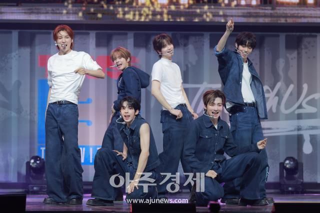 그룹 투어스TWS가 21일 오후 서울 용산구 블루스퀘어에서 열린 미니 3집 트라이 위드 어스TRY WITH US 쇼케이스에 참석해 멋진 무대를 선보이고 있다 20250421사진유대길 기자 dbeorlf123ajunewscom