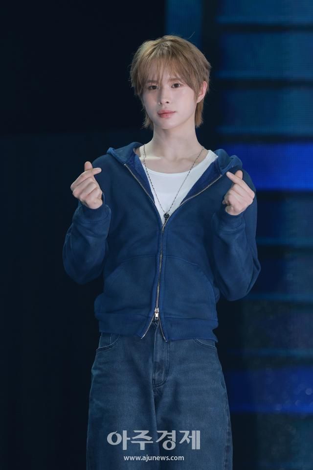 그룹 투어스TWS 멤버 경민이 21일 오후 서울 용산구 블루스퀘어에서 열린 미니 3집 트라이 위드 어스TRY WITH US 쇼케이스에 참석해 포즈를 취하고 있다 20250421사진유대길 기자 dbeorlf123ajunewscom