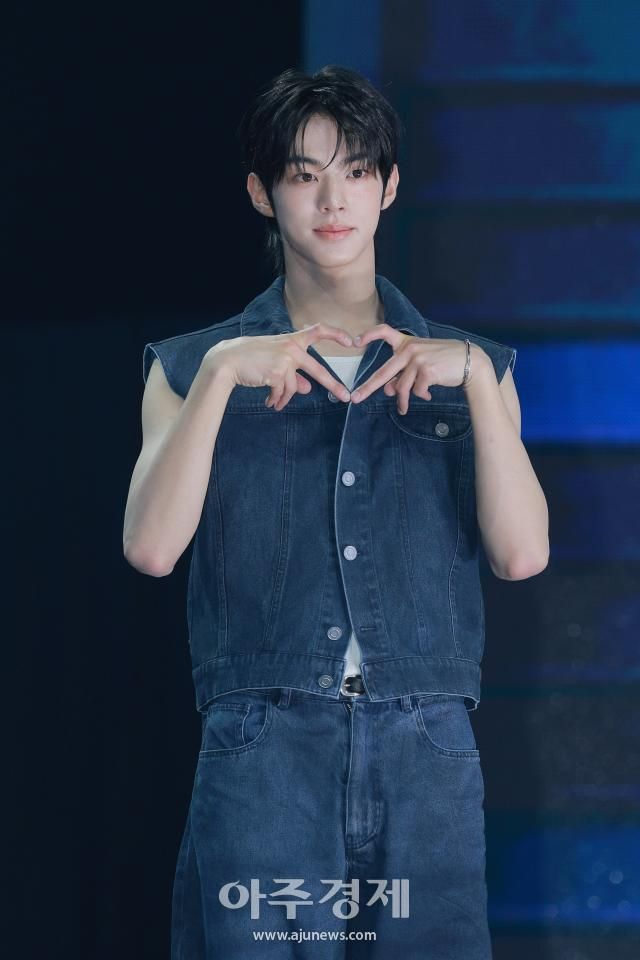 그룹 투어스TWS 멤버 도훈이 21일 오후 서울 용산구 블루스퀘어에서 열린 미니 3집 트라이 위드 어스TRY WITH US 쇼케이스에 참석해 포즈를 취하고 있다 20250421사진유대길 기자 dbeorlf123ajunewscom