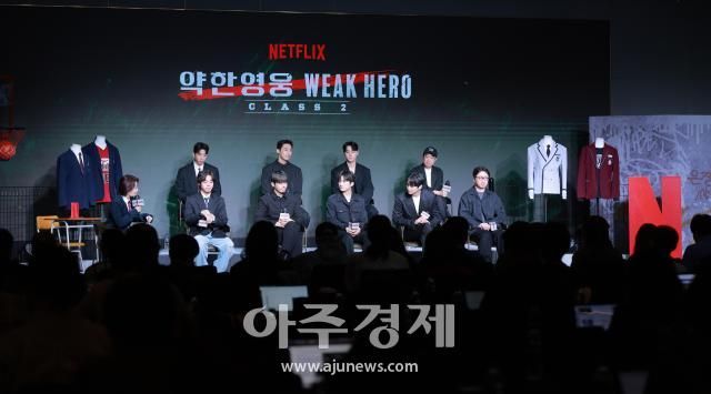 배우 21일 오전 서울 마포구 호텔 나루 서울 엠갤러리에서 열린 넷플릭스 시리즈 약한영웅 Class 2 제작발표회에 참석해 인사말을 하고 있다 20250421사진유대길 기자 dbeorlf123ajunewscom