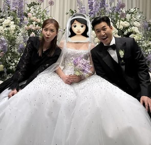 신지가 김종민 부부와 인증샷을 찍고 있다 사진신지 SNS