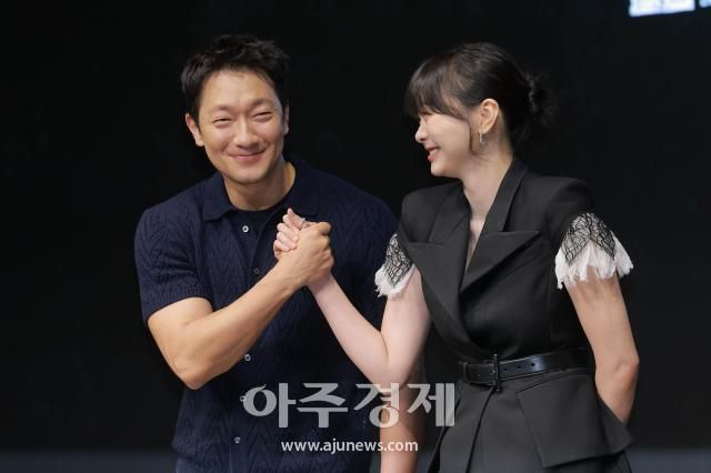 배우 손석구왼쪽와 김다미가 14일 오전 서울 종로구 JW 메리어트 동대문 스퀘어 서울에서 열린 디즈니+ 오리지널 시리즈 나인 퍼즐 제작발표회에 참석해 포즈를 취하고 있다 20250514사진유대길 기자 dbeorlf123ajunewscom