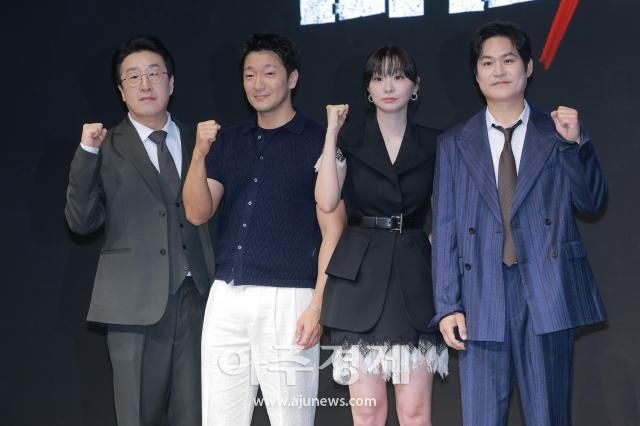 배우 현봉식왼쪽부터과 손석구 김다미 김성균이 14일 오전 서울 종로구 JW 메리어트 동대문 스퀘어 서울에서 열린 디즈니+ 오리지널 시리즈 나인 퍼즐 제작발표회에 참석해 포즈를 취하고 있다 20250514사진유대길 기자 dbeorlf123ajunewscom