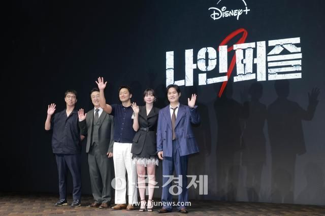 윤종빈 감독왼쪽부터과 배우 현봉식 손석구 김다미 김성균이 14일 오전 서울 종로구 JW 메리어트 동대문 스퀘어 서울에서 열린 디즈니+ 오리지널 시리즈 나인 퍼즐 제작발표회에 참석해 포즈를 취하고 있다 20250514사진유대길 기자 dbeorlf123ajunewscom
