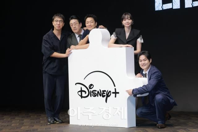 윤종빈 감독왼쪽부터과 배우 현봉식 손석구 김다미 김성균이 14일 오전 서울 종로구 JW 메리어트 동대문 스퀘어 서울에서 열린 디즈니+ 오리지널 시리즈 나인 퍼즐 제작발표회에 참석해 포즈를 취하고 있다 20250514사진유대길 기자 dbeorlf123ajunewscom