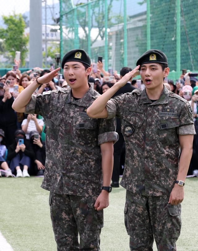 BTS 뷔·RM 전역 신고합니다 사진연합뉴스