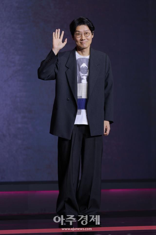 황동혁 감독이 9일 오전 서울 용산구 서울드래곤시티에서 열린 오징어 게임 시즌3 제작발표회에 참석해 포즈를 취하고 있다 20250609사진유대길 기자 dbeorlf123ajunewscom