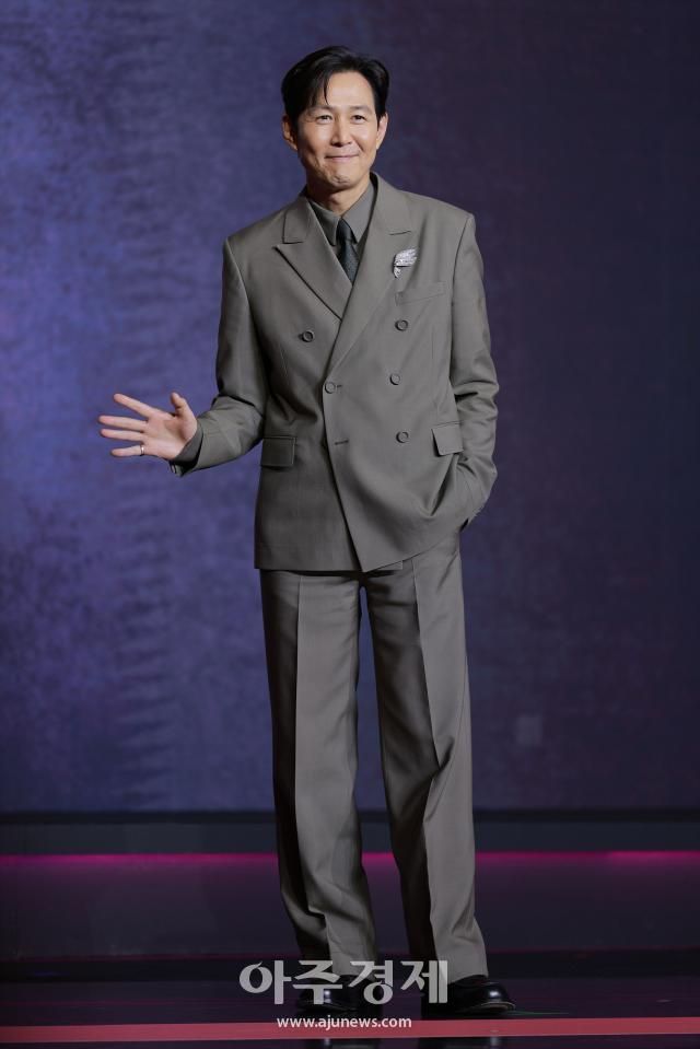 배우 이정재가 9일 오전 서울 용산구 서울드래곤시티에서 열린 오징어 게임 시즌3 제작발표회에 참석해 포즈를 취하고 있다 20250609사진유대길 기자 dbeorlf123ajunewscom