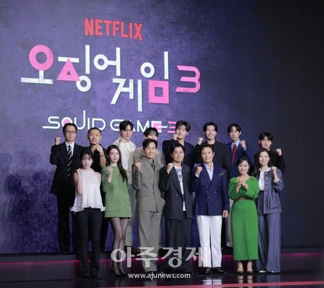 9일 오전 서울 용산구 서울드래곤시티에서 열린 오징어 게임 시즌3 제작발표회에 감독과 출연배우들이 참석해 포즈를 취하고 있다 20250609사진유대길 기자 dbeorlf123ajunewscom