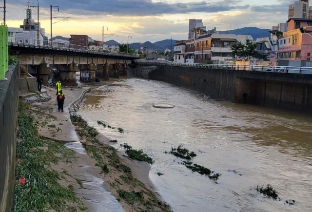 역대 폭우에 휩쓸린 실종자 수색 사진연합뉴스