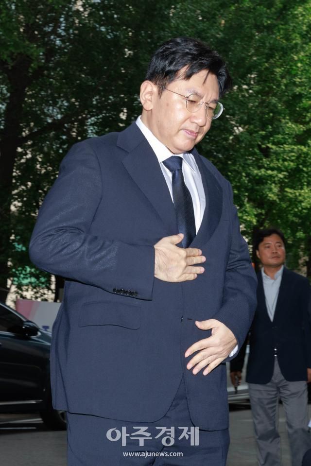 자본시장법상 사기적 부정거래 혐의를 받는 방시혁 하이브 의장이 15일 오전 서울 마포구 서울경찰청 금융범죄수사대에 피의자 신분으로 출석하고 있다 20250915사진유대길 기자 dbeorlf123ajunewscom