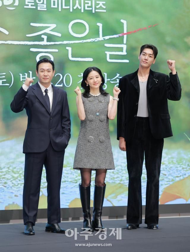 배우 박용우와 이영애 김영광이 16일 오후 서울 구로구 신도림 더세인트에서 열린 KBS 2TV 새 토일 미니시리즈 은수 좋은 날 제작발표회에 참석해 포즈를 취하고 있다 20250916사진유대길 기자 dbeorlf123ajunewscom