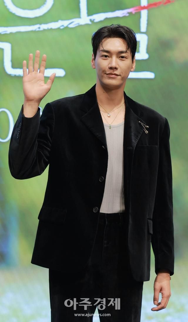 배우 김영광이 16일 오후 서울 구로구 신도림 더세인트에서 열린 KBS 2TV 새 토일 미니시리즈 은수 좋은 날 제작발표회에 참석해 포즈를 취하고 있다 20250916사진유대길 기자 dbeorlf123ajunewscom