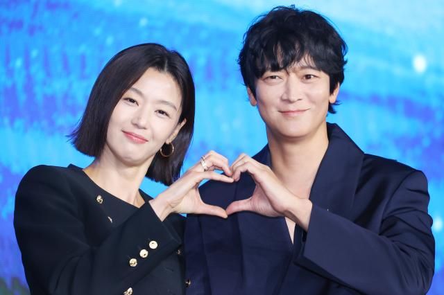 배우 전지현과 강동원이 2일 서울 종로구 포시즌스호텔에서 열린 디즈니+ 오리지널 시리즈 북극성 제작발표회에서 포즈를 취하고 있다 사진연합뉴스