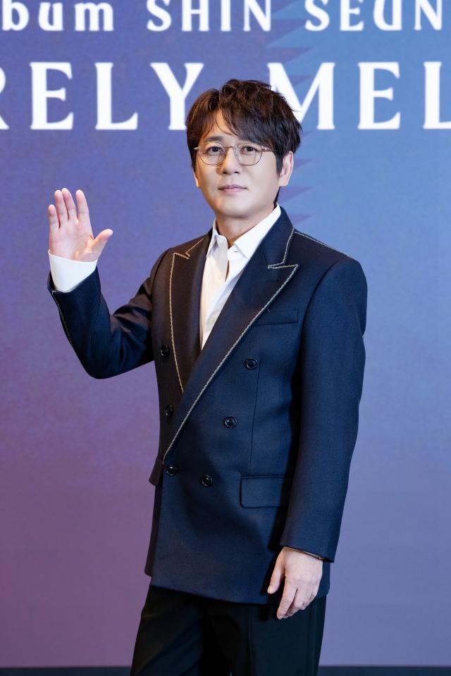 가수 신승훈 사진도로시컴퍼니