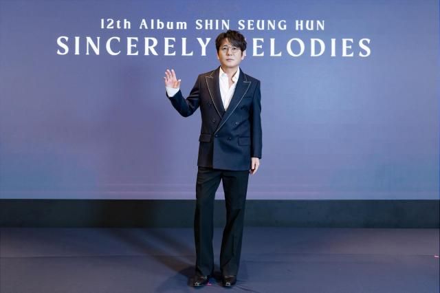 가수 신승훈 사진도로시컴퍼니