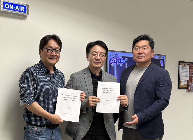 이영현 참컴 부사장 브라이언 전 레인FM 대표 이주헌 참컴USA 이사가 업무협약에 서명한 후 포즈를 취하고 있다 사지참컴USA