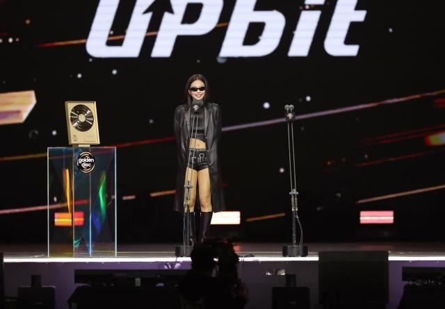 신설된 아티스트 대상의 초대 수상자는 제니 사진HLL중앙