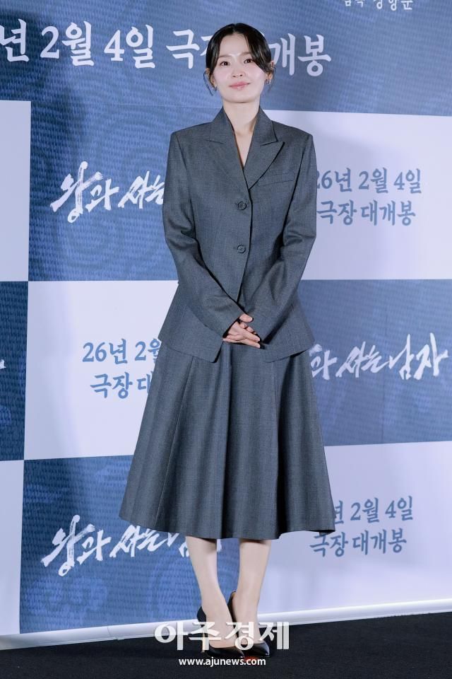 배우 전미도가 1월 21일 오후 서울 강남구 메가박스 코엑스점에서 열린 영화 왕과 사는 남자 언론 시사회에 참석해 포즈를 취하고 있다 사진유대길 기자 dbeorlf123ajunewscom