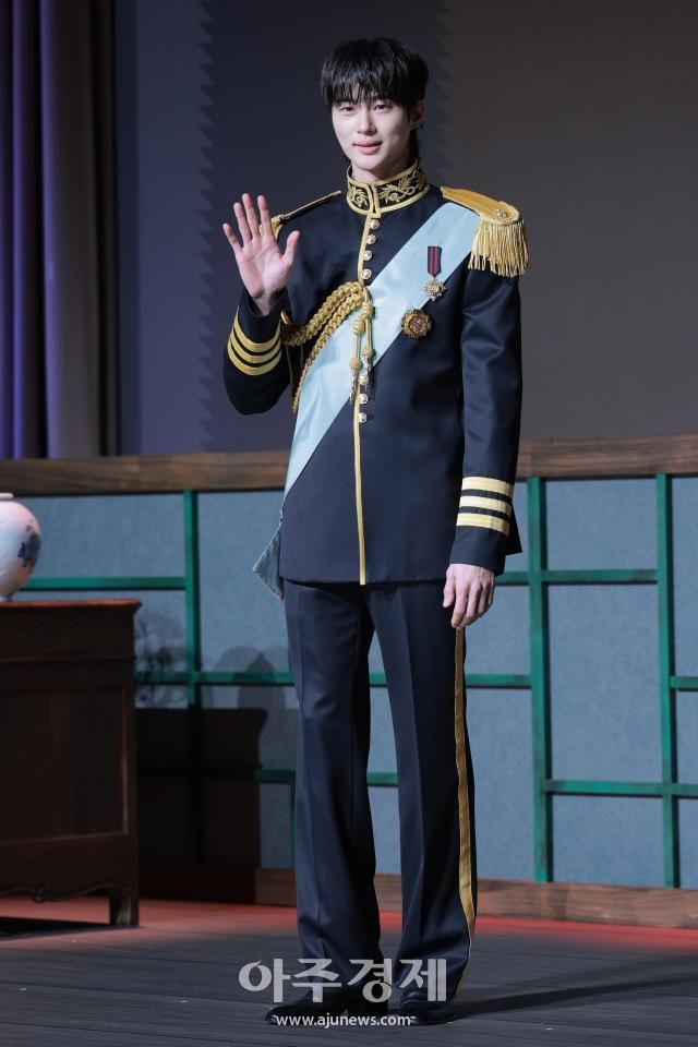 배우 변우석이 6일 오후 서울 강남구 조선팰리스 서울 강남에서 열린 MBC 새 금토드라마 21세기 대군부인 제작발표회에 참석해 포즈를 취하고 있다 20260406사진유대길 기자 dbeorlf123ajunewscom