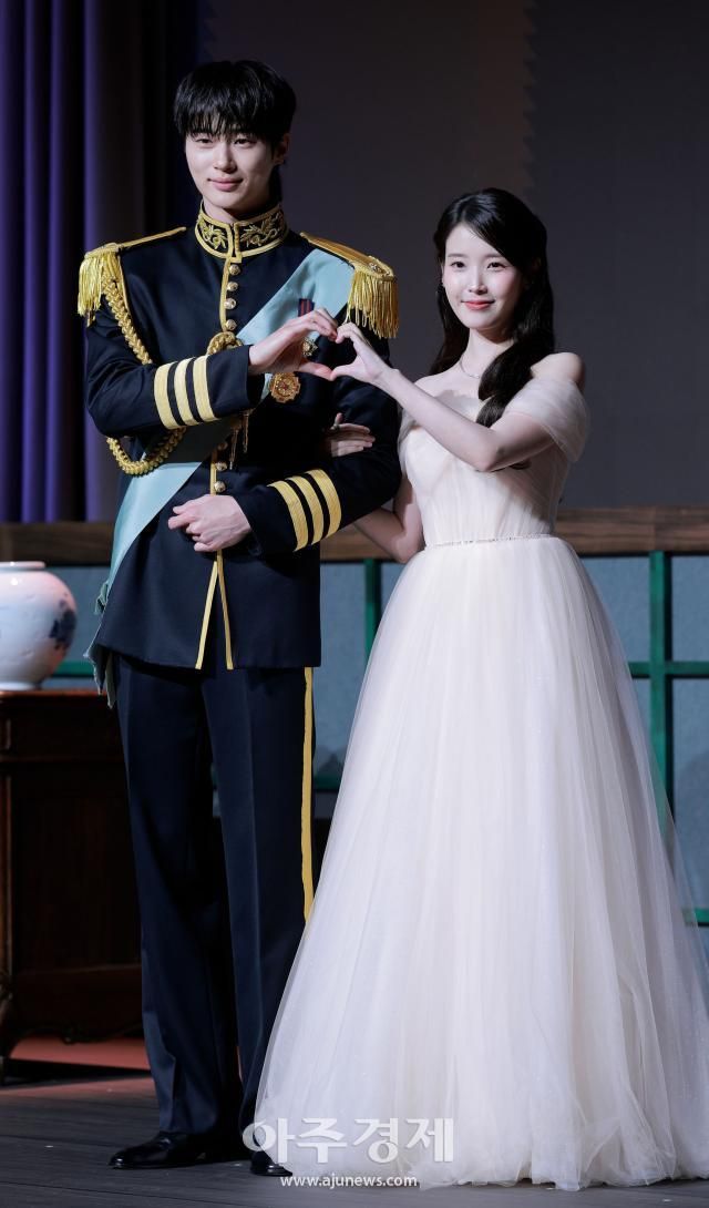 배우 변우석과 아이유가 6일 오후 서울 강남구 조선팰리스 서울 강남에서 열린 MBC 새 금토드라마 21세기 대군부인 제작발표회에 참석해 포즈를 취하고 있다 20260406사진유대길 기자 dbeorlf123ajunewscom