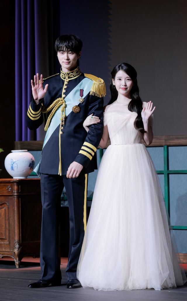 배우 변우석과 아이유가 6일 오후 서울 강남구 조선팰리스 서울 강남에서 열린 MBC 새 금토드라마 21세기 대군부인 제작발표회에 참석해 포즈를 취하고 있다 20260406사진유대길 기자 dbeorlf123ajunewscom